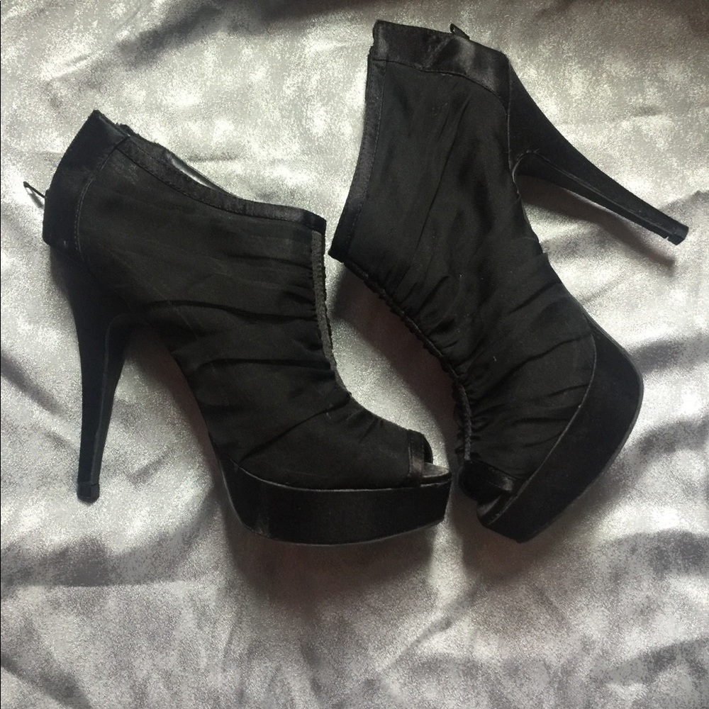 Peep toe bootie
